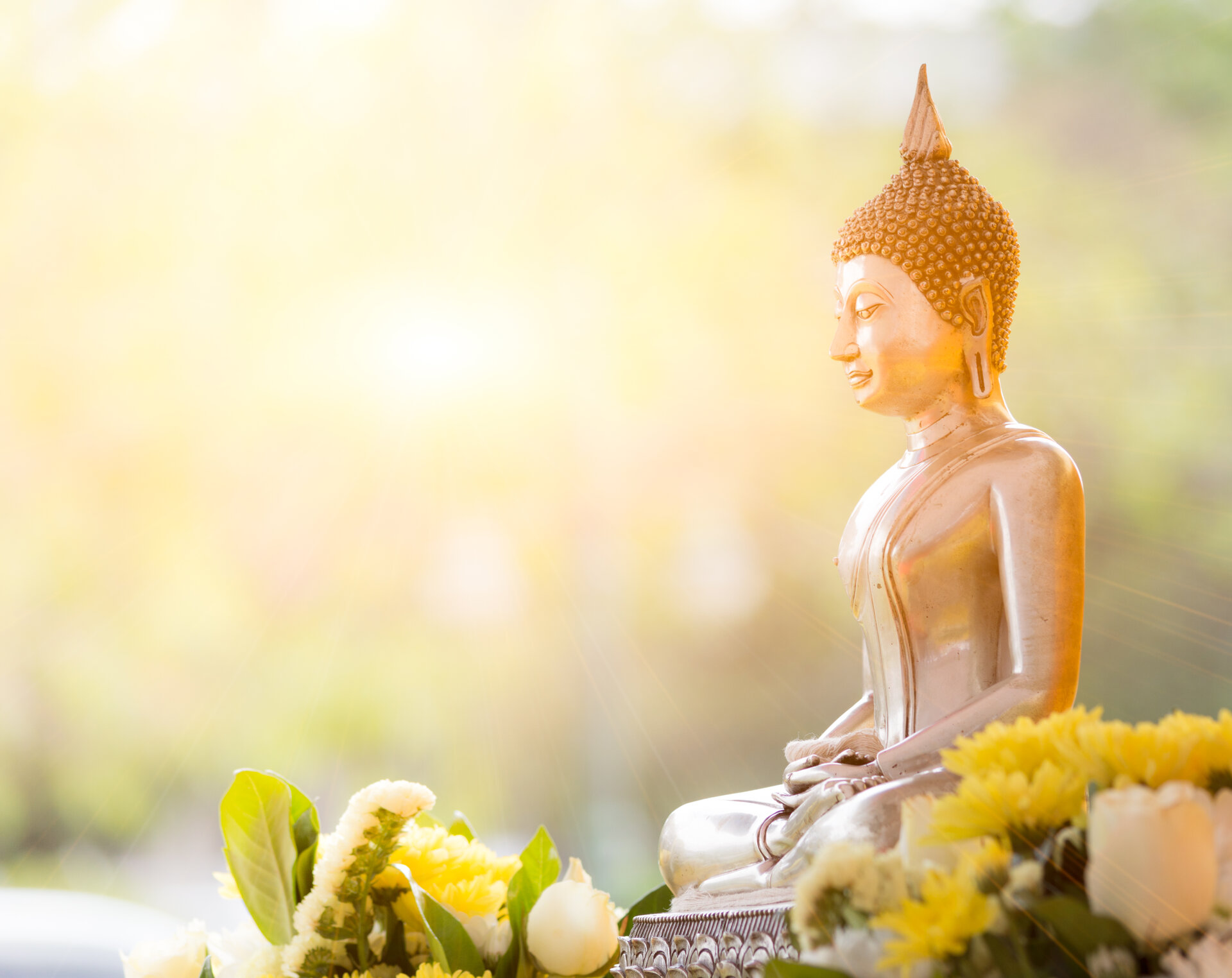 Goldener Buddha im Licht - Reiki und Spiritualität
