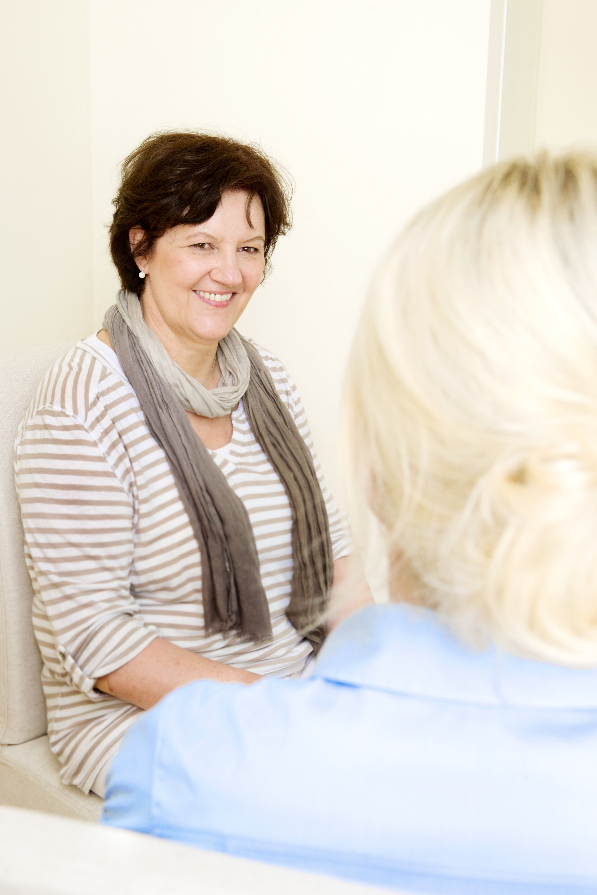 Ulrike Bojahr im Gespräch mit Klientin